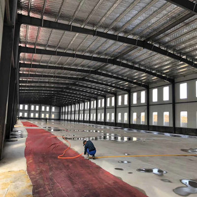 Ruime staalconstructie werkplaats ideaal voor productie Ingenieurswinkel magazijn en bouwplaats kantoor toepassingen met sterk stalen frame