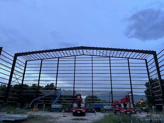 Bouw van duurzame metalen magazijnen, sandwichpanelen, prefab zelfopslaggebouwen