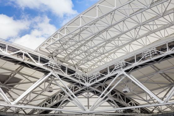 Weerbestendige staalstructuur met gespannen of gelaste installatie en aanpasbare dakspits