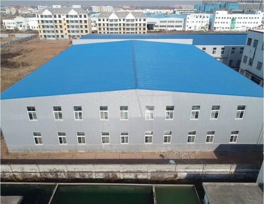 Stalen constructie magazijn met PVC raam en hoekversteviging