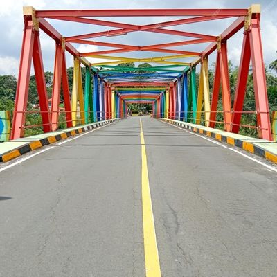 Een brug met een ijzeren raam met een laag onderhoud is ontworpen voor bruggebouwen die stabiliteit en levensduur in bouwprojecten garanderen