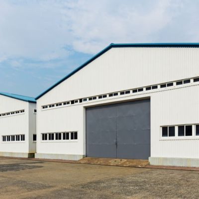 Op maat gemaakte staalbouwbouw met gelaste H-staalkolom en gegalvaniseerd of geschilderd oppervlak