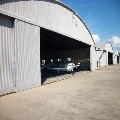 Long Span Truss Aircraft Hangar met aanpasbare deurgrootte en hooggeperste aluminiumlegering voor luchtvaartonderhoud