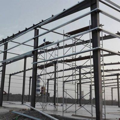 Carbon Prefabricated Steel Buildings gegalvaniseerd of geverfd staal frame oppervlak met sandwich paneel dak