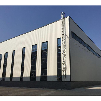 Staalconstructie met warmte-isolatie-sandwichpanelen